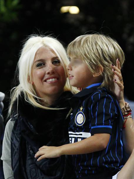 Wanda Nara, moglie di Mauro Icardi, con il figlio allo stadio Meazza durante Inter-Stjarnan (LaPresse)